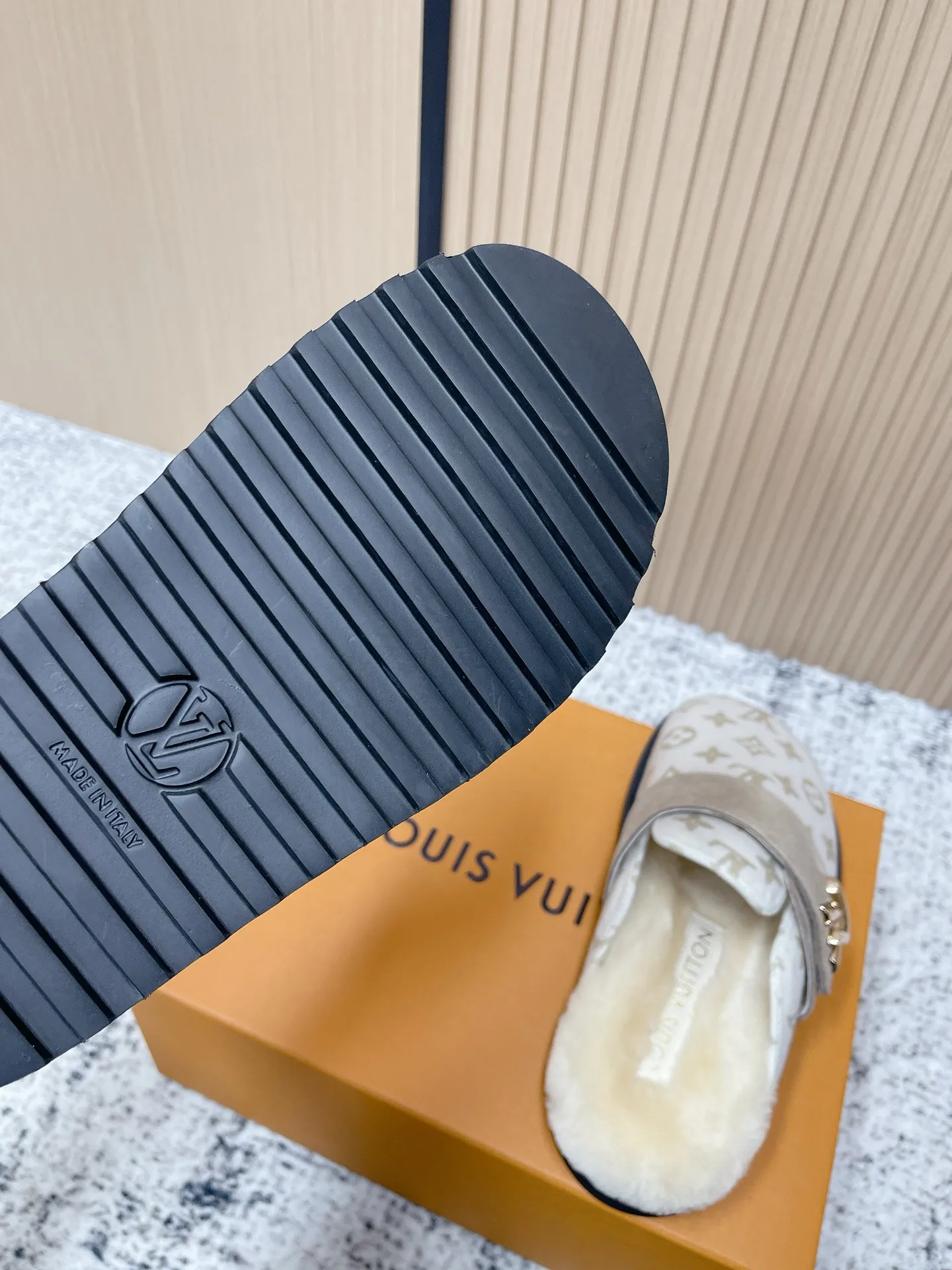 [L Home] P: 500💰 Size: 35-46 (female 40.41, male 45 46 custom-made) Top version Louis vuitton Lv top version LV couple's wool slippers New couple's Birkenstock slippers Cute and loveable, the foot feel is not too good Simple and high-end Sling-hee design Ready to wear and go Good news for lazy people Upper imported cowhide/imported old floral cloth Original hardware buckle, original molded high-density foam outsole Fabric: Yangjing/classic jacquard fabric Lining: imported wool lining Sole: original foam combination sole